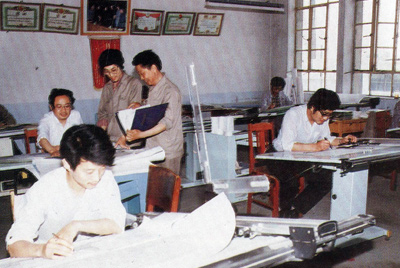 从1984年第一季度到抓治理上挂号周全提高企业素质验收前，，接纳分线检查、总结效果、找出差别、提出步伐、限期整改的要领，，使各项事情在整理中牢靠提高，，在牢靠提高中举行再整理，，再提高。