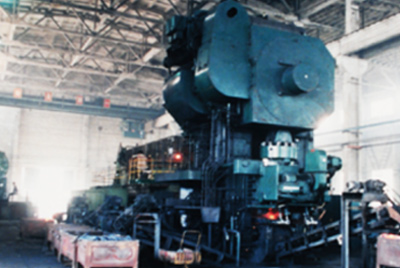 3月24日，，天下第一台德国奥姆卡4000吨热模锻生产线在凯时凯时首页总厂热模锻车间装置调试。